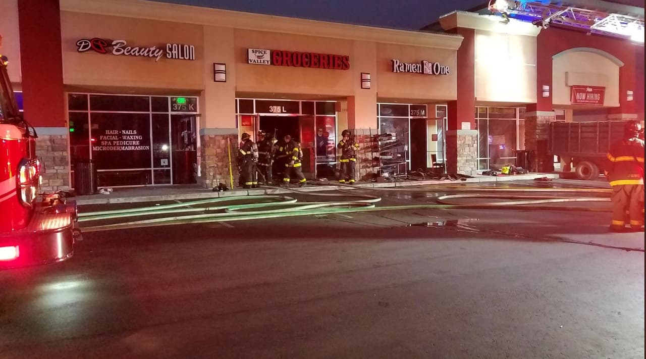 Incendio de dos alarmas destruye negocio en centro comercial de San José
