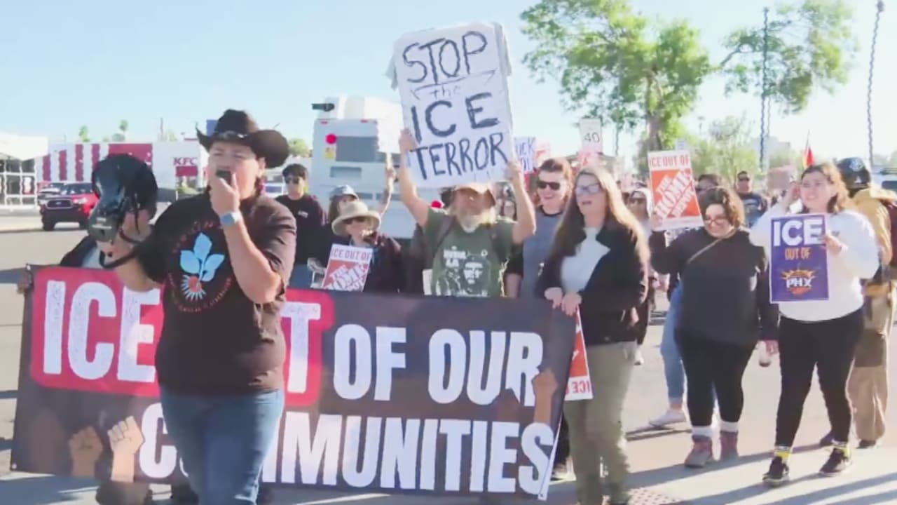 Protestan en contra de redadas de ICE en una ferretería de Phoenix, Arizona