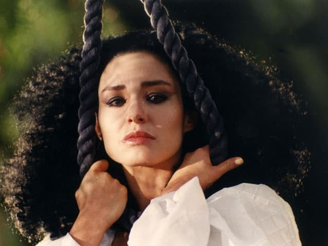 'Lucrecia' descubre el gran secreto de 'Leonor' y la acusa a la Santa Inquisición como venganza.