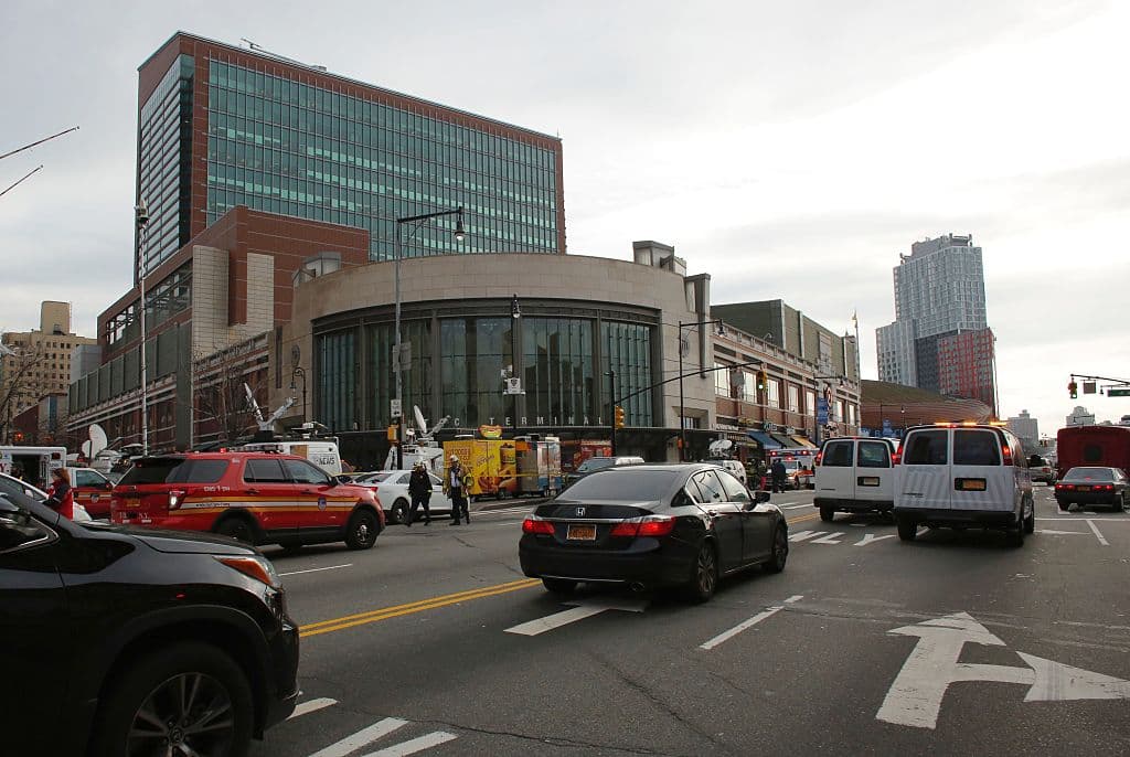 Así lucían las afueras del Atantic Terminal en Brooklyn en la mañana del miércoles luego del accidente del tren de Long Island Railroad.