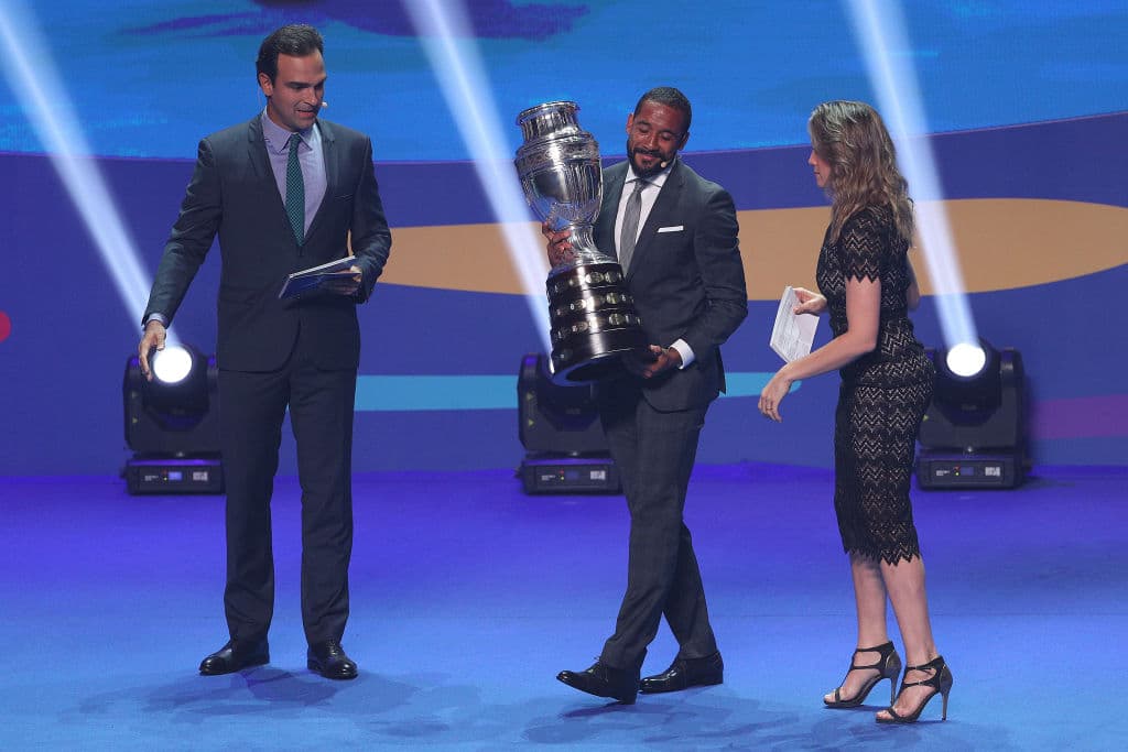 Y llegó el gran invitadao de honor: el trofeo de la Copa América.