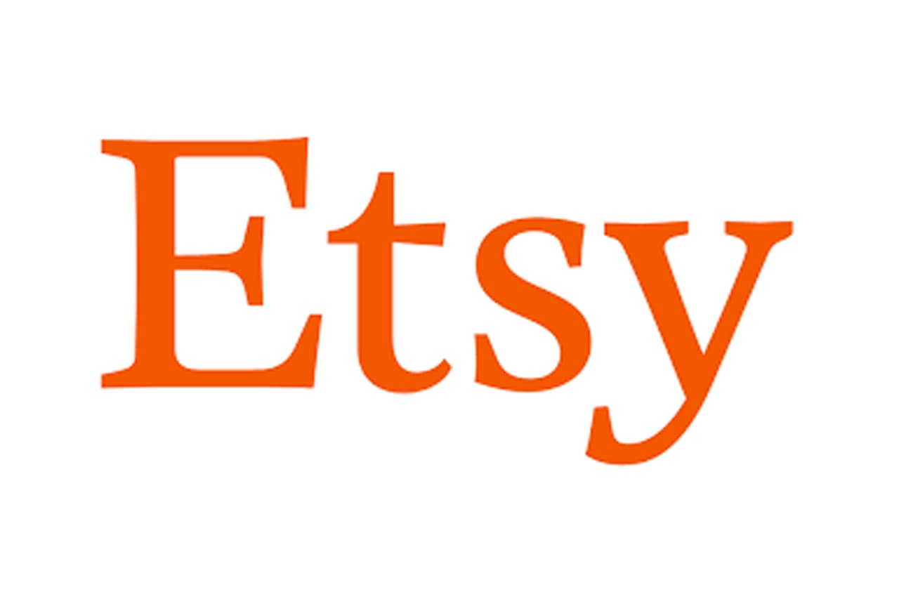 <b>Etsy</b>
<br>
<br>Esta plataforma permite que artesanos, orfebres y artistas manuales
<a href="https://www.etsy.com/"><u>ofrezcan sus obras en línea</u></a>. Etsy es conocida por llevar a millones de clientes potenciales productos casi únicos, directamente de la mano de sus creadores.
<br>
<br>La competencia dentro de esta red es abrumadora, pero es una buena opción para quienes trabajan en pequeños talleres en casa.
<br>