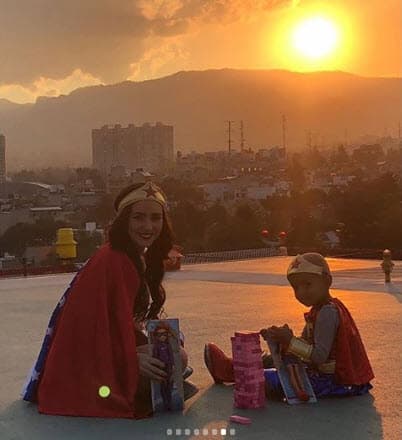 Jugaron juntas mientras disfrutaban del atardecer.