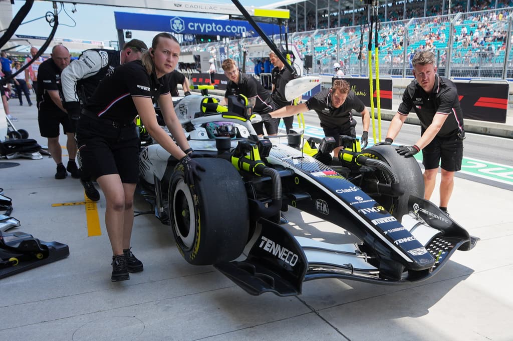 El piloto de Cadillac Valtteri Bottas, de Finlandia, durante la primera sesión de entrenamientos el 1ro de mayo.