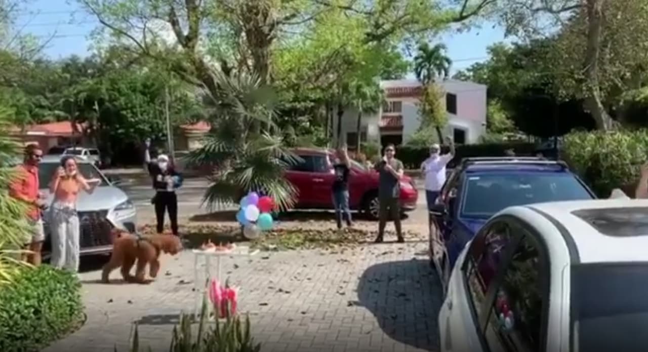 Con globos y regalos, varios amigos y familia arribaron a celebrar la nueva vuelta al sol de Carolina Sarassa, eso sí, guardando distancia desde sus vehículos.