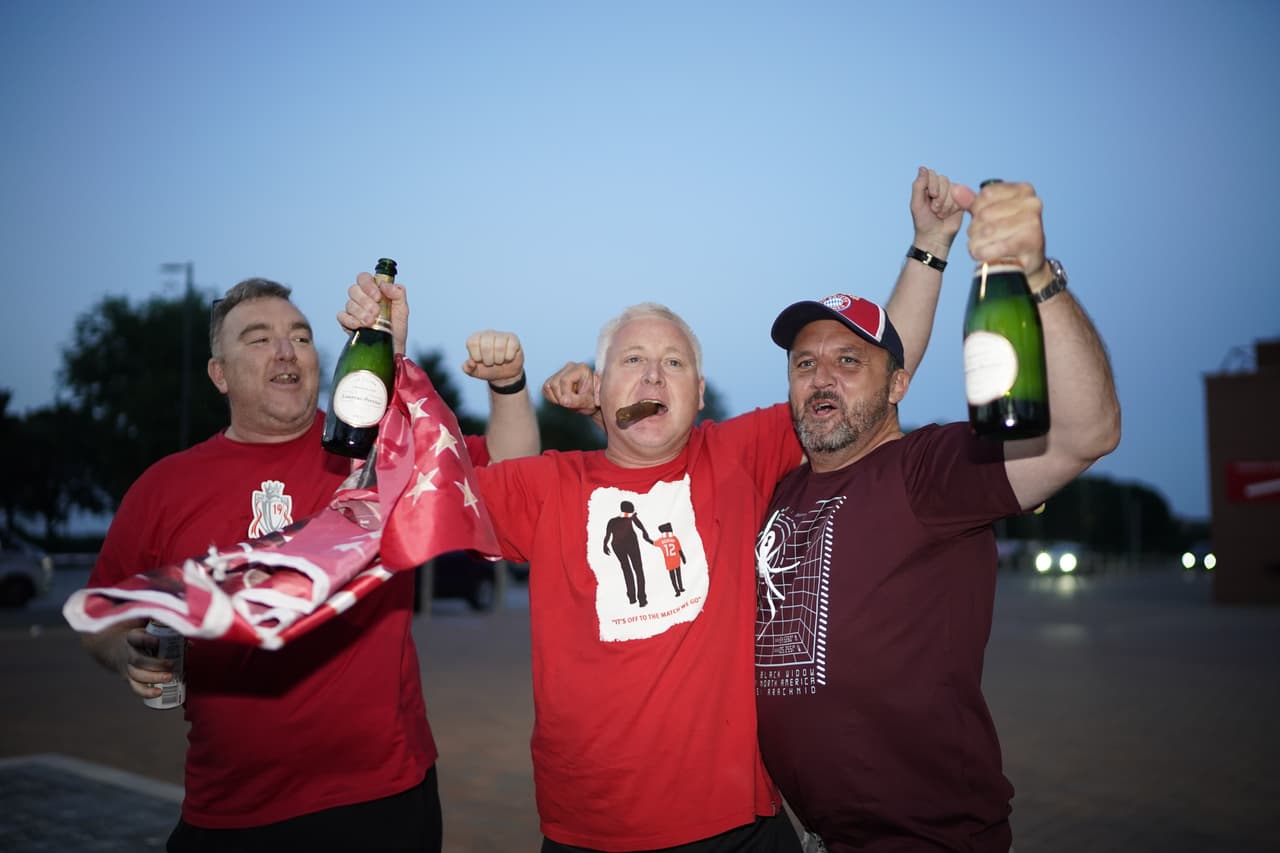 Entre amigos se juntaron y bebieron para vivir al máximo el momento previo a la consumación del título.