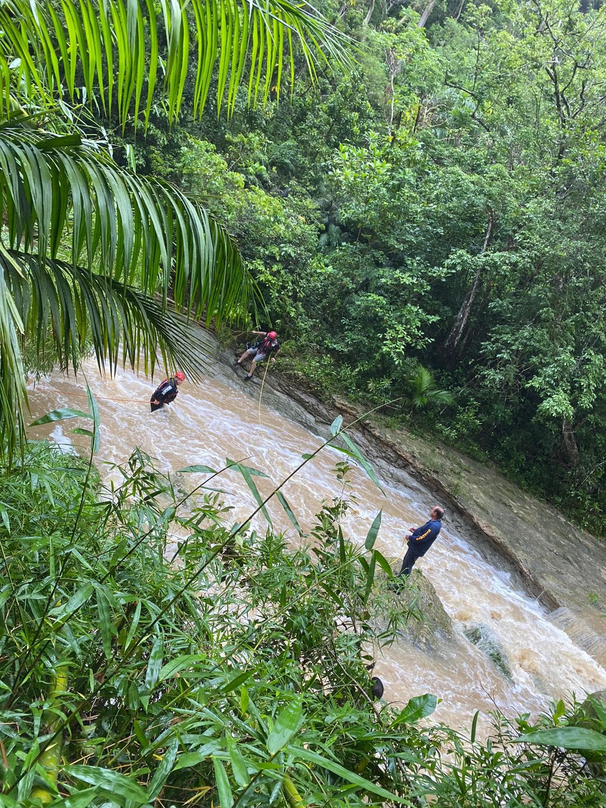 Estas personas alertaron a las autoridades pertinentes con quienes mantuvieron comunicación telefónica hasta ser rescatados.