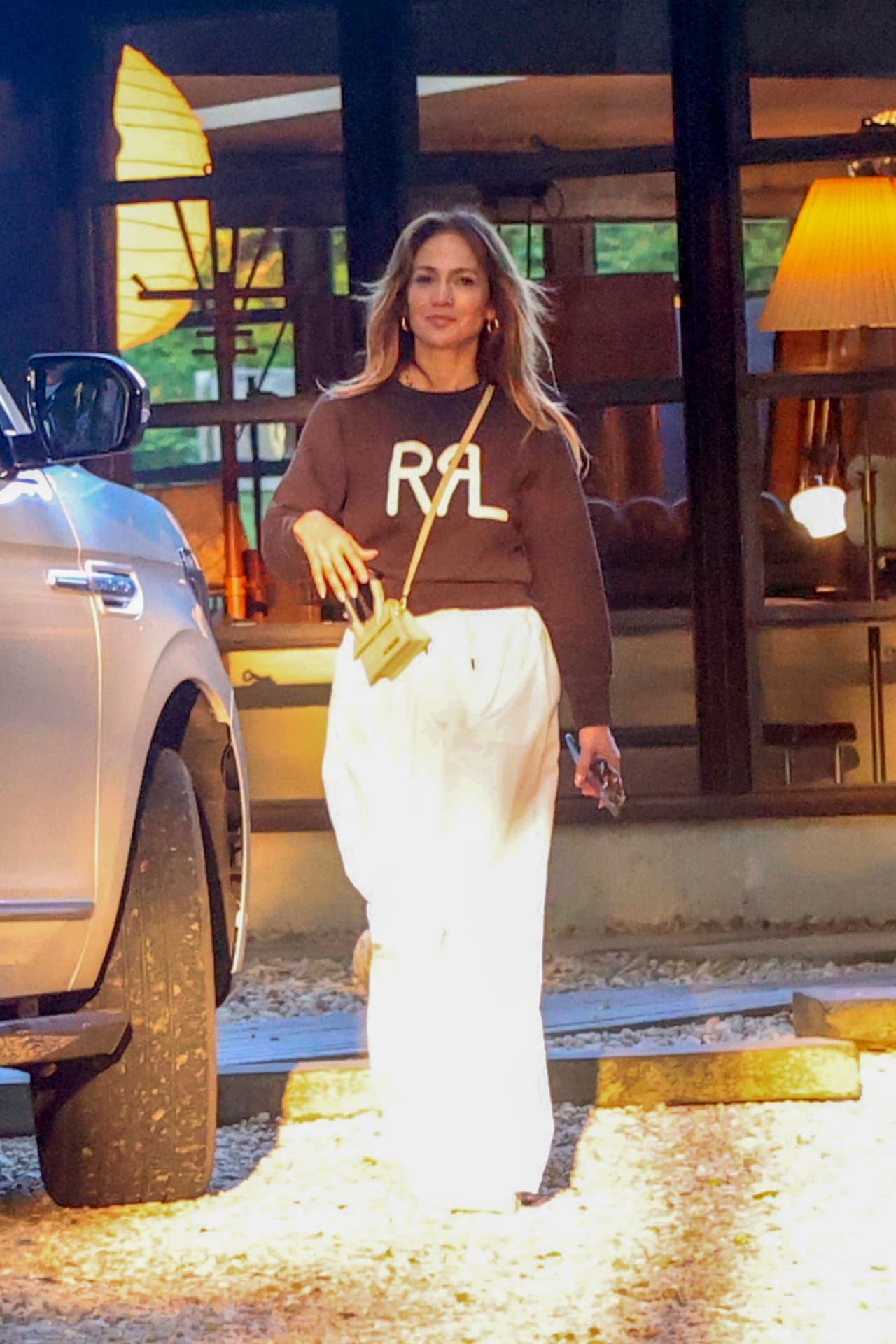 López optó por un estilo casual para su día de compras, con un suéter negro de Ralph Lauren, pantalones blancos y zapatos deportivos. 
<br>