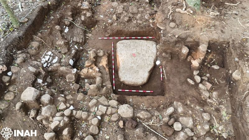 Hallan estructura y estela prehispánicas "nunca vistas" en México