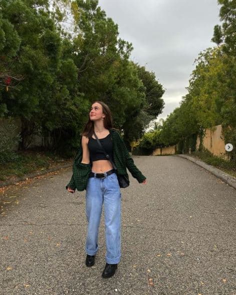 Actualmente reúne más de 300 mil seguidores en Instagram, donde sube 'selfies' con sus mejores ‘outfits’, así como fotografías de su vida diaria.