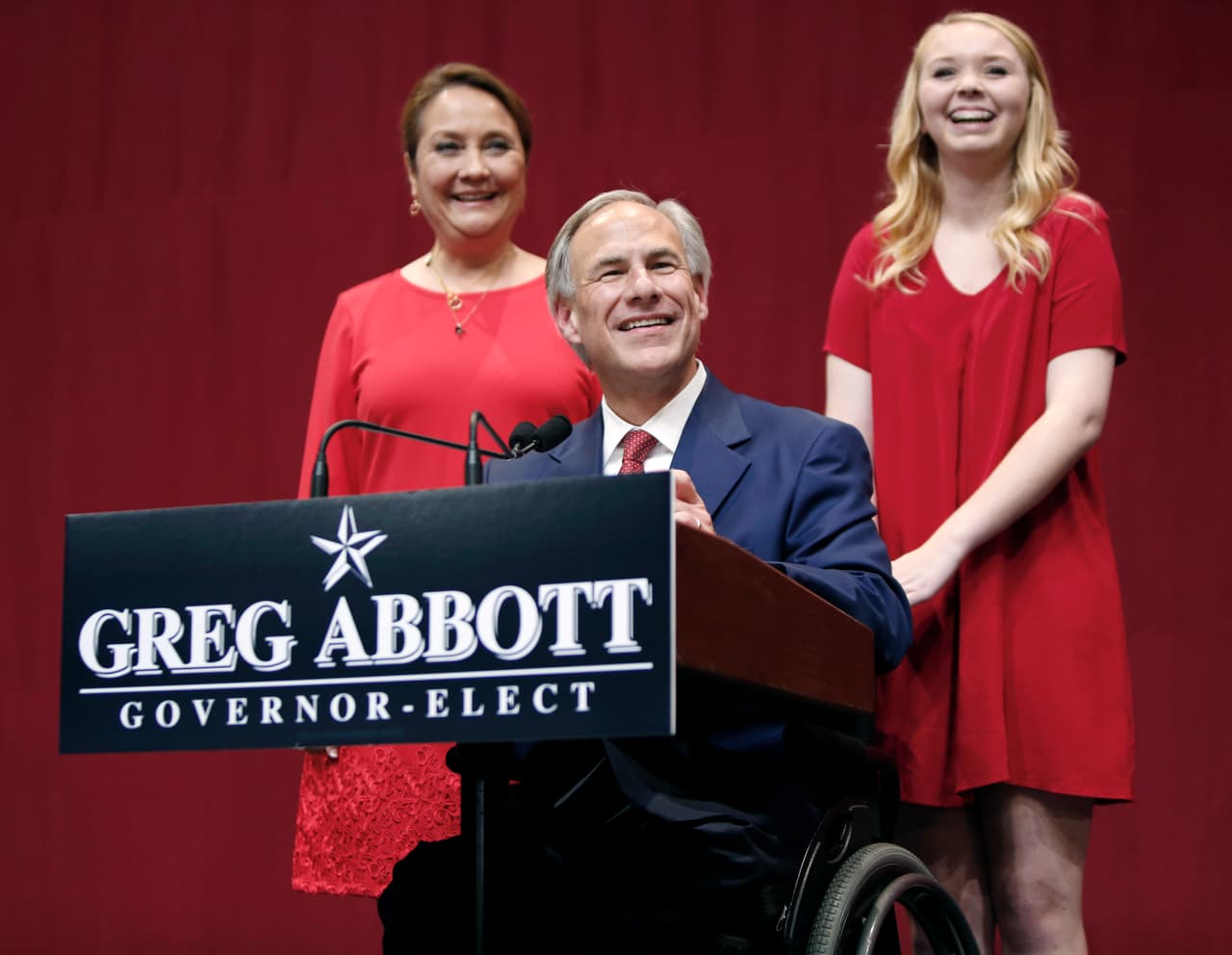 Electo gobernador de Texas, el republicano Greg Abbott celebra con su esposa Cecilia y su hija Aubrey.