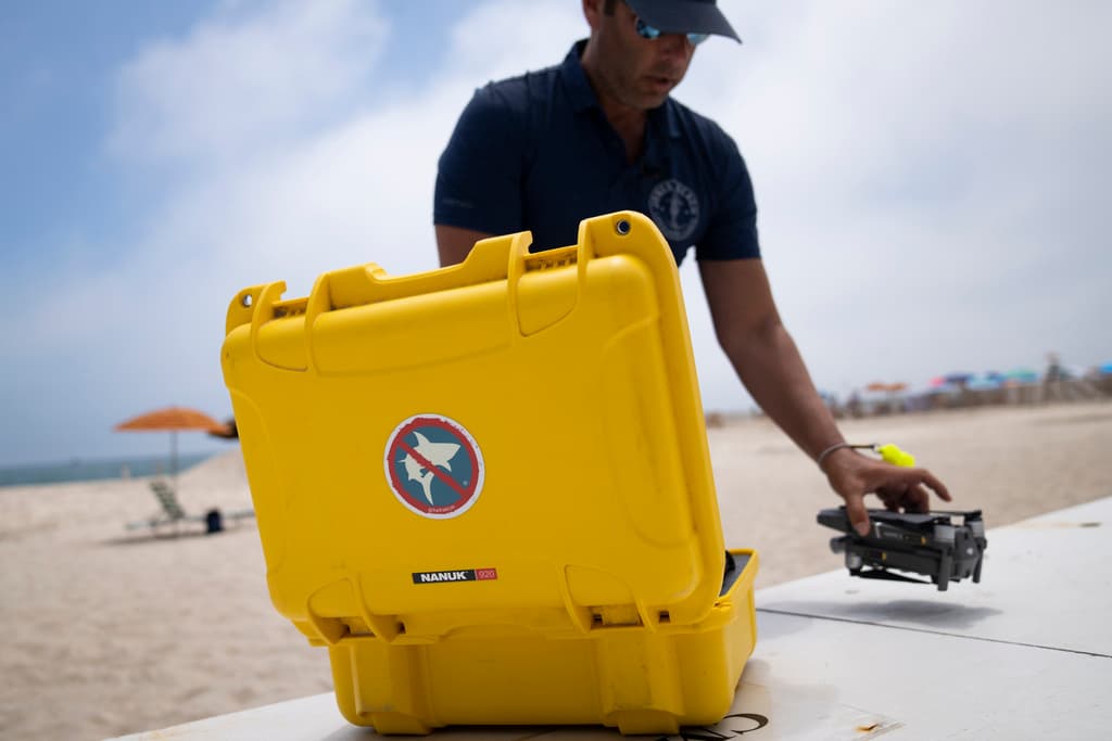 Con drones, autoridades del condado de Suffolk vigilan de cerca las playas de Long Island ante el incremento de avistamientos de tiburones en la zona.
<br>