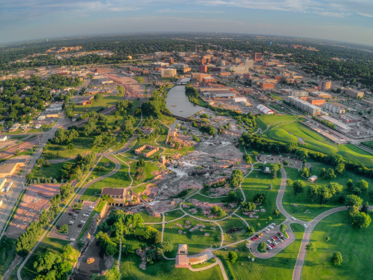 <b>Puesto 13. Dakota del Sur.</b> 
<b>Tiene 2 camas de cuidados intensivos por cada 10,000 habitantes</b> (un total de 178 camas para 882,235 personas). Un 35.3% de los adultos se encuentra en riesgo de agravarse si se infecta con el coronavirus. Para determinar los estados con más y menos camas de terapia intensiva los investigadores examinaron los registros de Medicare y Medicaid compilados por la Universidad de Columbia.