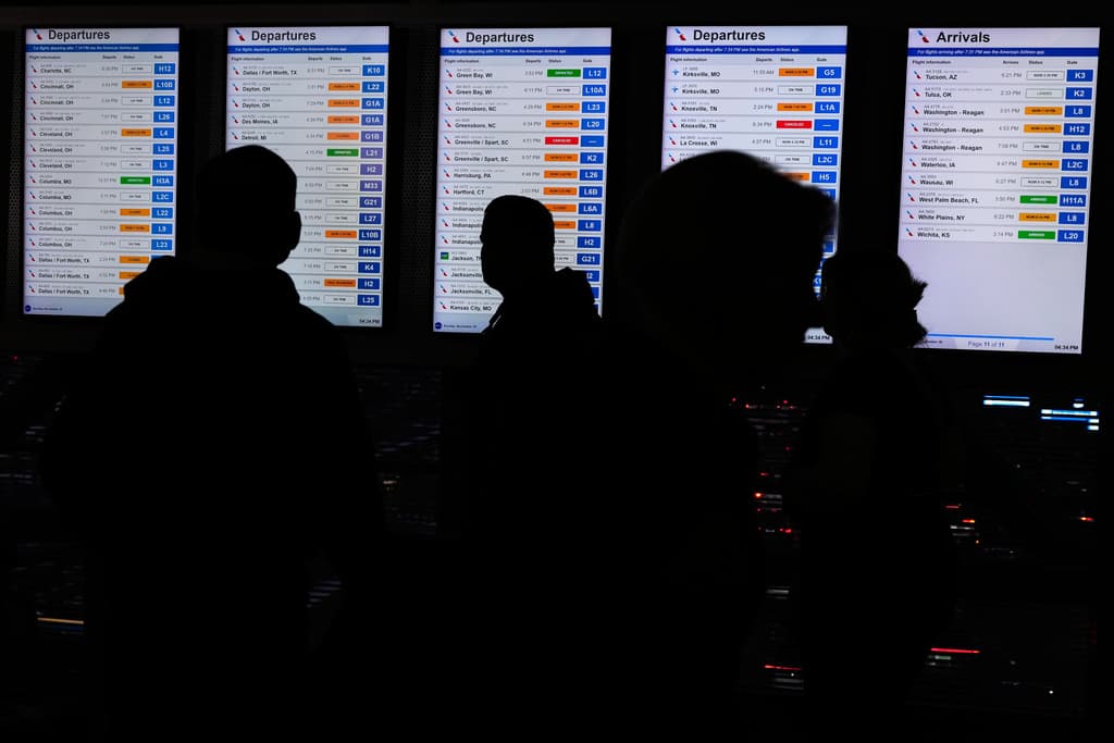 Más de 1,500 vuelos cancelados en todo el país por severo clima invernal