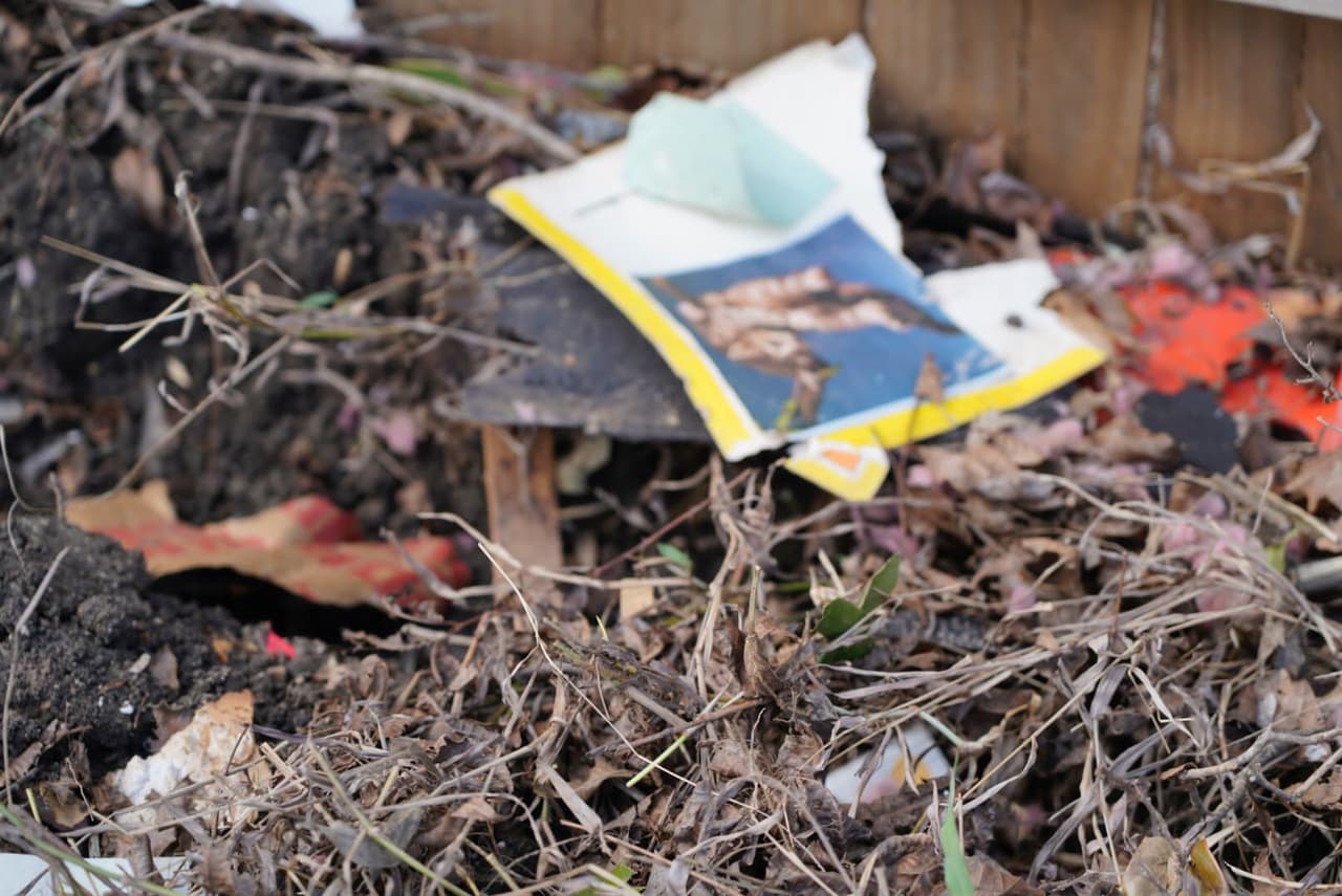 NO colocar contenedores de basura, árboles o restos de escombros en las carreteras.