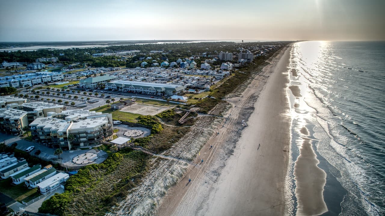 Emerald Isle recibe a los visitantes de Crystal Coast en el extremo occidental de Bogue Banks, ofreciendo 12 millas de costa prístina e increíbles vistas del Océano Atlántico y Bogue Inlet.