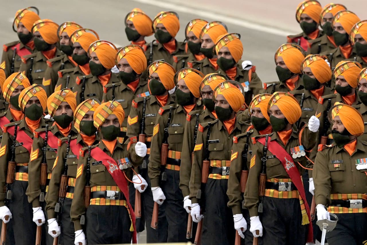 <b>Puesto 4. India</b>
<br>
<br>
<b>Índice de Poder: 0.0979 puntos.</b>
<br>
<br>Población: 1,339 millones de habitantes.
<br>
<br>Personal militar: 5,132,000 hombres. 1,450,000 activos y 1,155,000 reservistas.
<br>
<br>Fuerza aérea: 2,182 aeronaves. 564 aviones caza y 805 helicópteros.
<br>
<br>Fuerzas Terrestres: 4,614 tanques, 10 vehículos armados y 1,338 lanzacohetes.
<br>
<br>Fuerzas navales: 295 naves. 1 portaaviones, 10 destructores y 17 submarinos.
<br>
<br>Presupuesto anual de defensa: 49,600 millones de dólares.
<br>