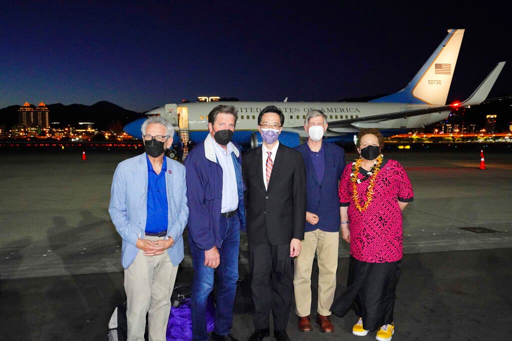 Visita de legisladores de EEUU a Taiwán enfurece de nuevo a China que anuncia más maniobras militares