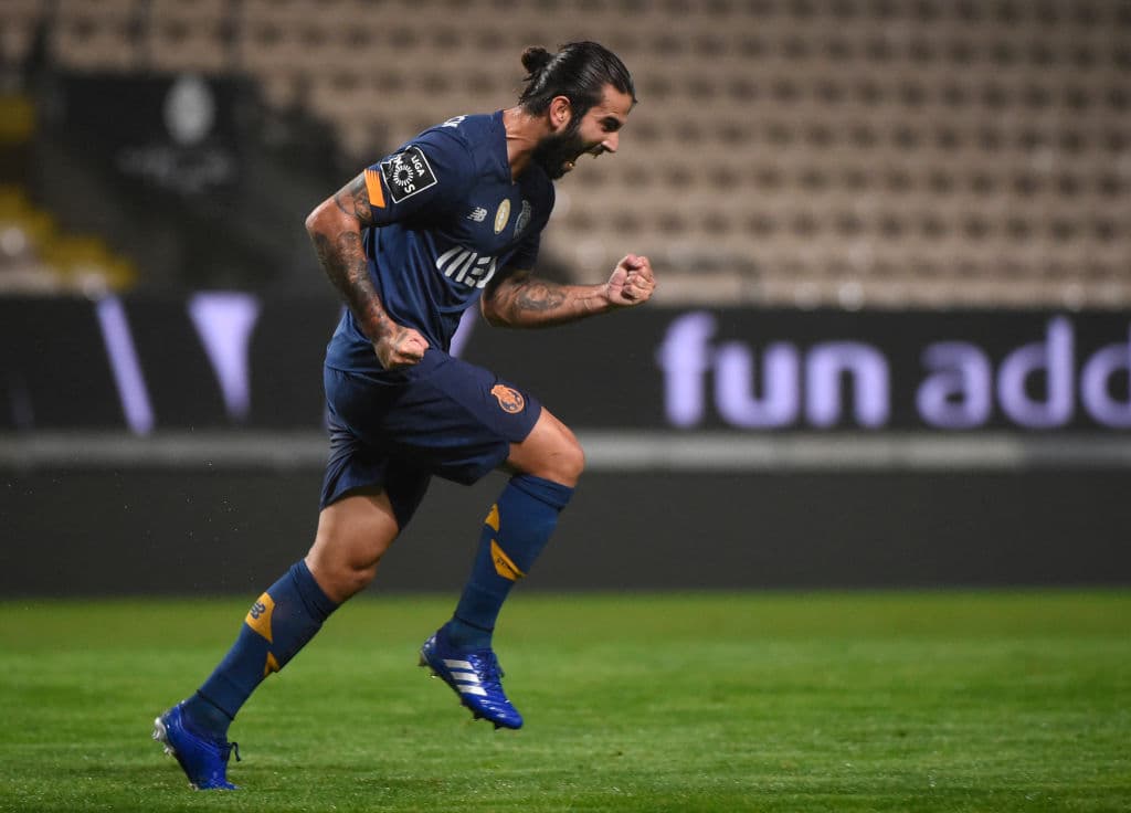 ‘Tecatito’ abrió la feria de goles a los 47’ de juego. Oliveira (59’) hizo el segundo; Marega (67’, 71’) marcó doblete y Díaz (90+2’) cerró la cuenta. El siguiente compromiso del Porto en la Primeira Liga, será ante el Marítimo, mientras que Boavista se medirá con el Moreirense.