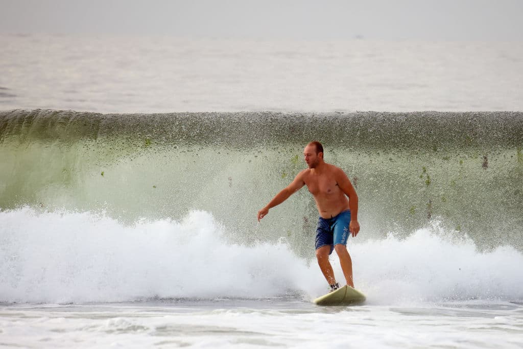 Este sábado, algunos surfistas se apresuraron a irse a la playa de Lido Beach, en Nueva York, para aprovechar las altas olas que ya se empiezan a ver en la costa.