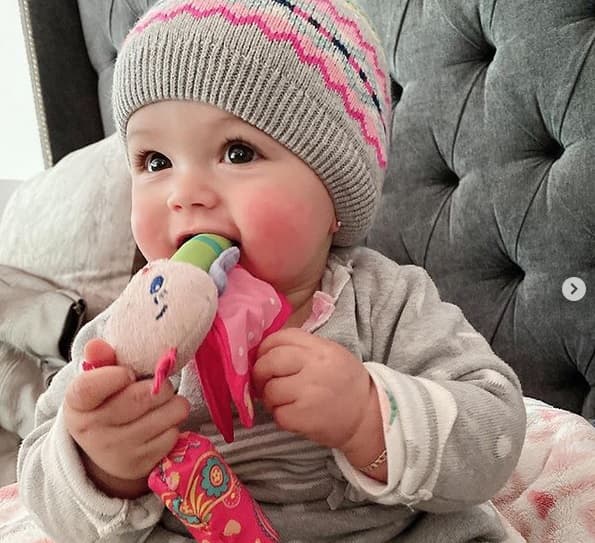 Puso como ejemplo el momento en que le da de comer y cómo ante cualquier atisbo de dificultad de la niña, Martz cree que Martina puede estar ahogándose: "Dejas de respirar y dices '¡qué está pasando!', pues nada, 
<b><a href="https://www.univision.com/famosos/con-tal-de-que-su-pequena-martina-coma-mira-a-lo-que-se-expone-el-marido-de-ingrid-martz-video" target="_blank">está descubriendo cómo pasar (el alimento)</a></b>". 
<br>