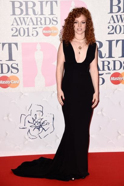 Otra que aprobó el reto fashinista fue Jess Glynn. ¡El negro resaltó su encendida cabellera!