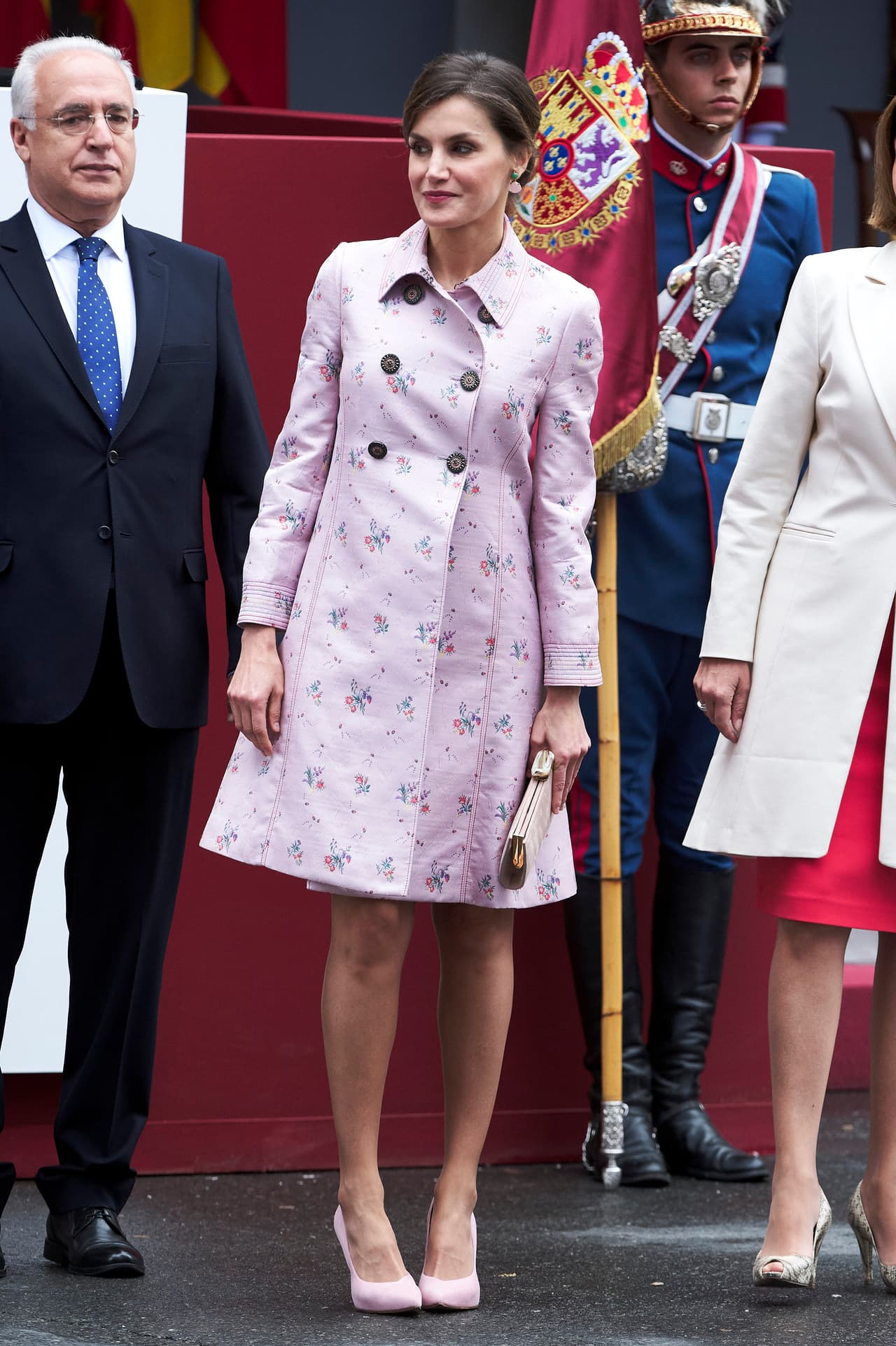 Letizia demostró ser fanática del rosado al lucirlo también en este abrigo estampado de flores, otra creación de Varela, que ha llevado en varias ocasiones. La última durante la ceremonia por el Día de las Fuerzas Armadas celebrada en mayo pasado.