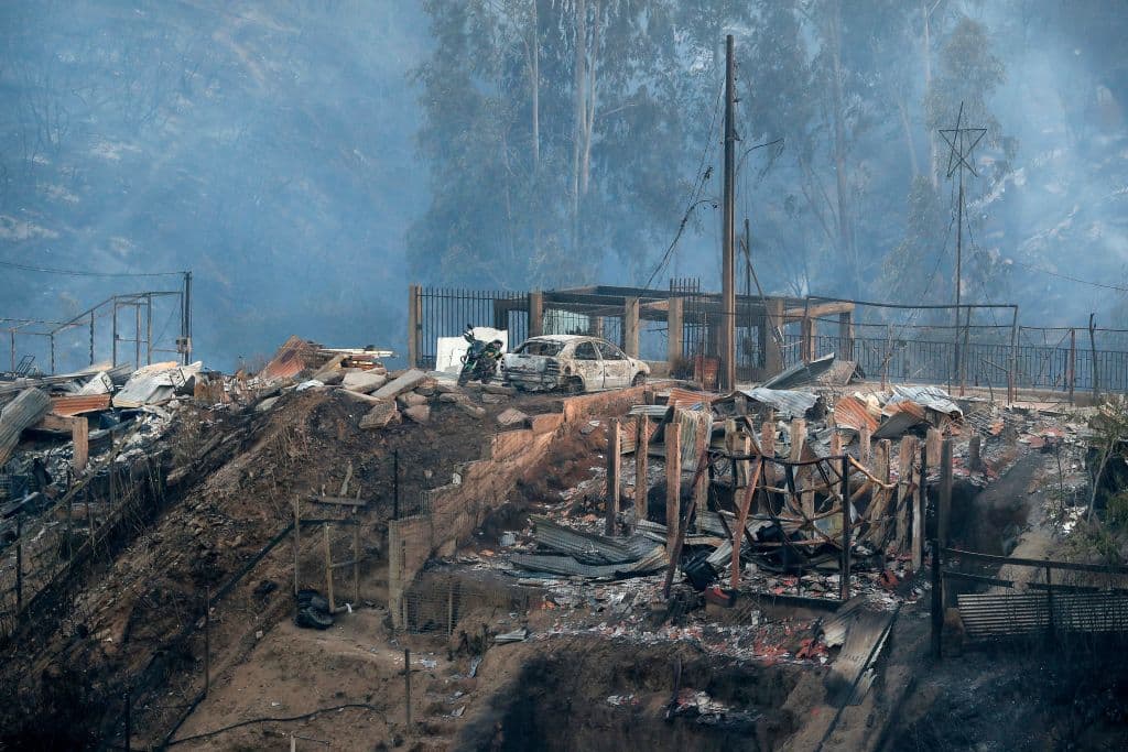 Se trabajará con drones para realizar una evaluación de daños, investigar las causas del origen del incendio y fiscalizar la situación del lugar, informó la ministra del Interior, Carolina Tohá.