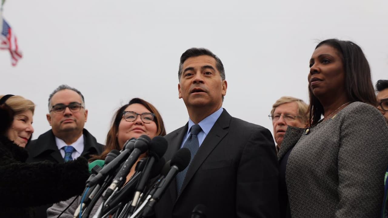 El fiscal de California Xavier Becerra defiende al programa DACA ante la Corte Suprema