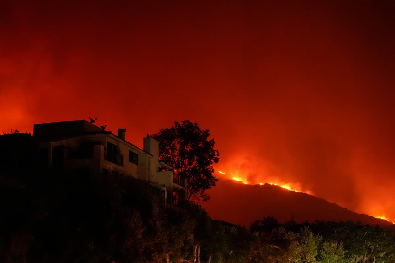 Un
<b><a href="https://www.univision.com/local/los-angeles-kmex/incendio-franklin-desalojos-en-malibu-cierre-universidad-de-pepperdine" target="_blank">fuerte incendio</a></b> se desató la noche del martes 9 de diciembre en
<b>Malibú,</b> frente al mar, lujosas casas y una universidad. De inmediato los bomberos comenzaron a trabajar para contenerlo.