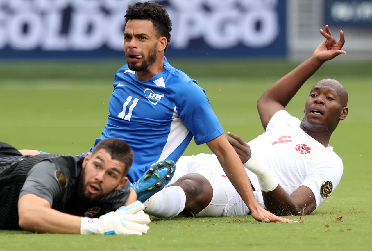Emmanuel Riviere ve como su disparo termina en la red al minuto 10, gol con el cual Martinica inició ganando el juego.