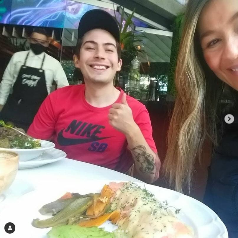 Figueroa dijo que los comentarios de 'Ana Floreess' podrían "tener implicaciones legales por el daño moral" que representan para a su hijo.
<br>