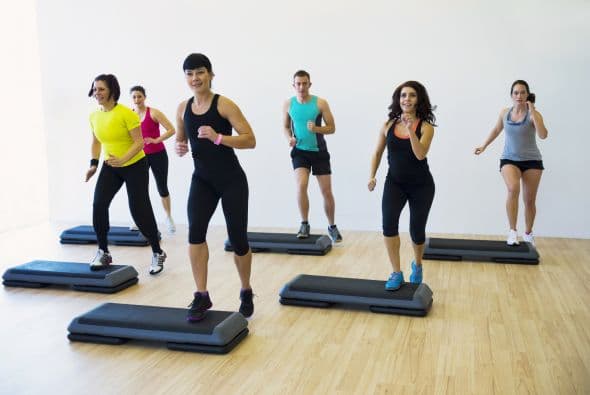 Es recomendable variar el ejercicio. Complementa tu rutina con un entrenamiento aeróbico.