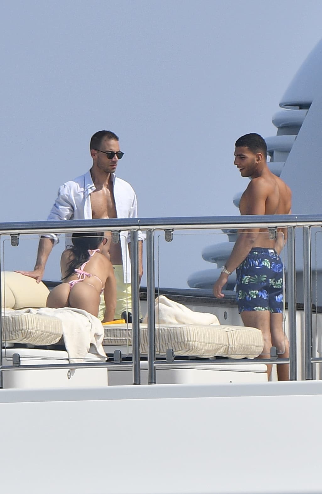 Toda la semana, las hermanas Kendall Jenner y Kourtney Kardashian han sido vistas disfrutando del sol en un yate en la localidad francesa de Antibes. Kourtney ha estado con su novio, Younnes, mientras Kendall Jenner ha optado por broncearse y pasear sobre un paddleboard y un jet-ski.