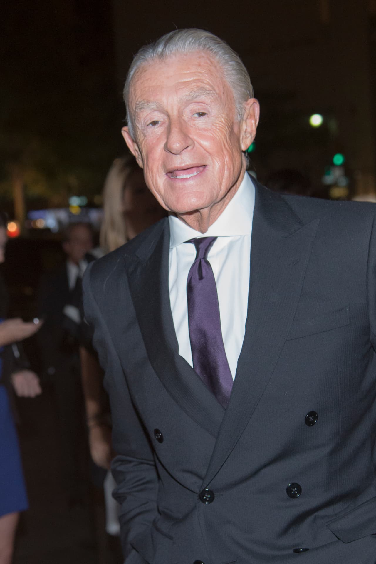 Cuando se le pidió que hiciera un cálculo de las personas con las que había tenido sexo, él estimó que la cifra estaba en "dos dígitos" como de 
<b>"10 o 20 mil"</b>.