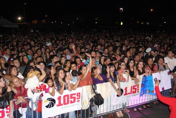 El Dasa revolucionó Phoenix con su voz y carisma, enloqueciendo a miles de fans que los esperaban ansiosas. El chulo causó furor con sus movimientos sexy y desafió seguridad para acercarse y bailar con sus consentidas.  