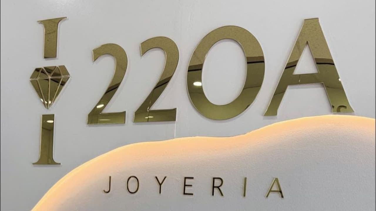 Un negocio de joyería en Miami lleva el nombre I-220A: esta es la historia detrás de la idea