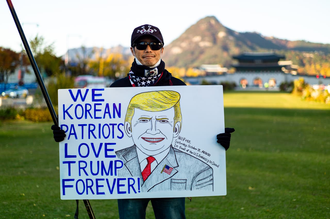 “Nosotros los coreanos patriotas amamos a Trump para siempre”, se lee en este cartel visto frente a la embajada estadounidense en Seúl. Voceros de la campaña de Trump adelantaron que solicitarán el recuento de algunos resultados ajustados. 
<br>