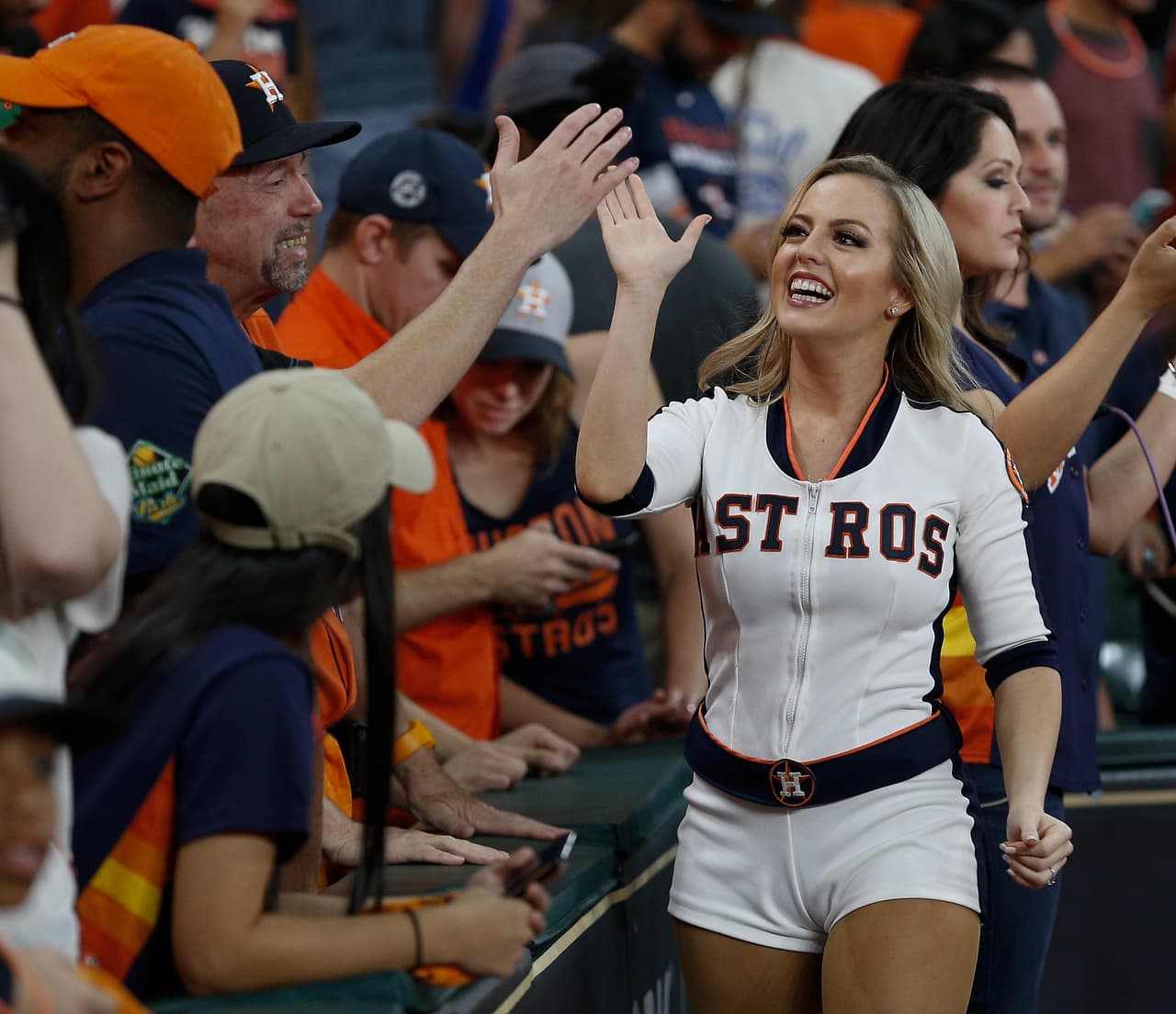 La alegría y emoción se tomó a los todos los hinchas de Houston Astros campeón de la Serie Mundial, entre los más jóvenes y algunas bellas mujeres, en una celebración gigante.