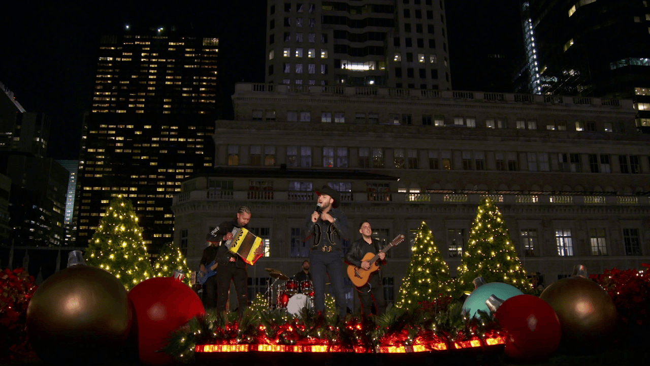 A ritmo de banda, muy a su estilo, Gerardo Ortiz cantó ‘Campanas Navideñas’.
<br>