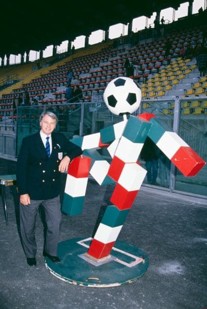 <b>Ciao - Italia 90</b>
<br>Por primera vez, la mascota no tuvo rostro y fue una figura de cubos con los colores de la bandera italiana con un balón de cabeza y de nombre Ciao que tomó el nombre del saludo en italiano,