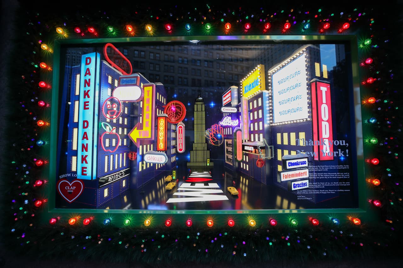 Con su tema: "Dar, Amar, Creer", Macy's les agredece en varios idioma.