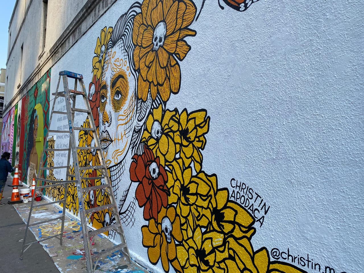 “Queremos hacer un homenaje a las víctimas mexicanas y latinas por el coronavirus. Más de la mitad de las personas que han muerto en Austin son latinos… hay que dar ese dato para que la gente se cuide más”, indicó Orozco.