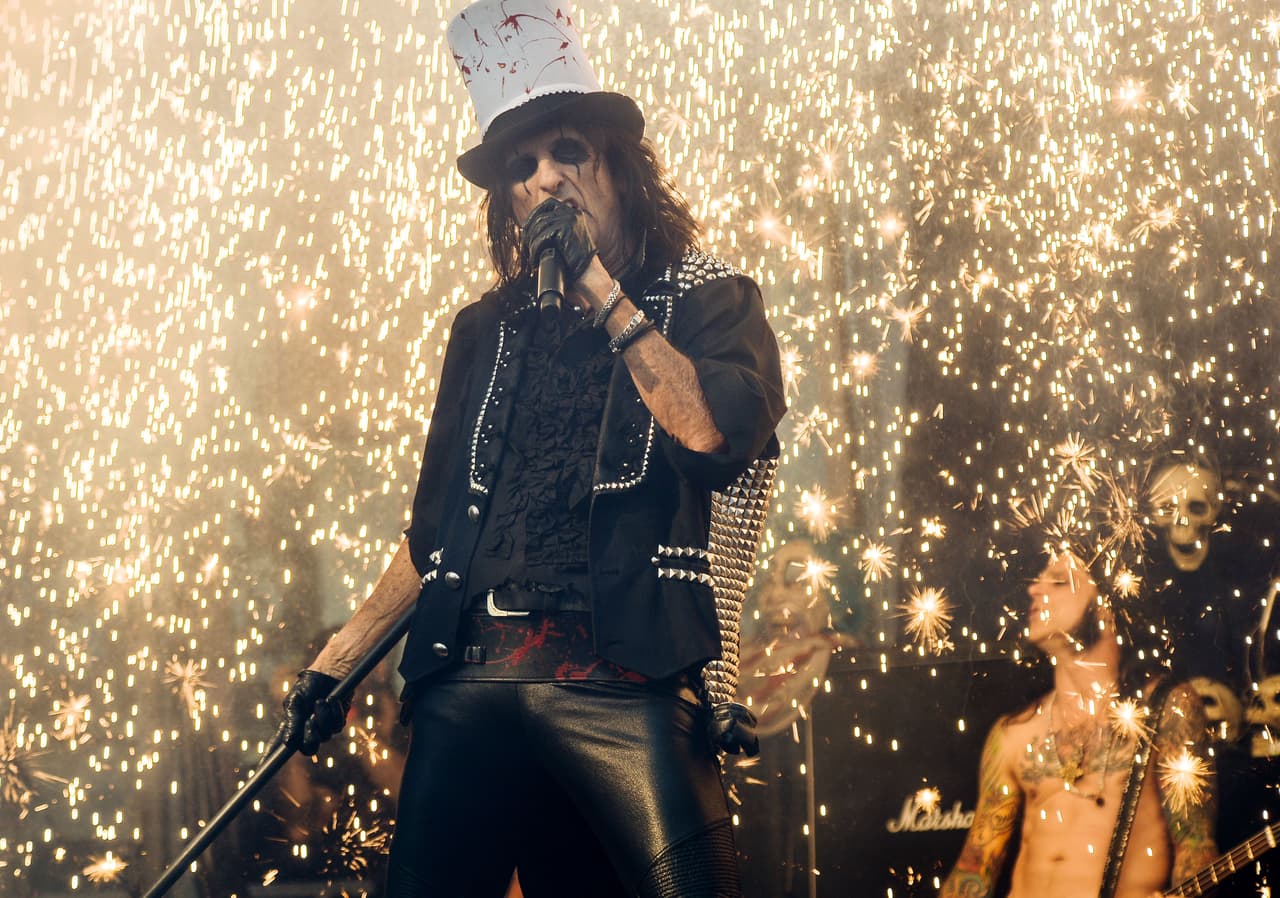 Junto a Sheryl Goddard, Alice Cooper procreó a Calico, Dash y Sonora Rose.