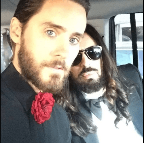 Jared Letto, súper original con una flor en lugar de moño o corbata.