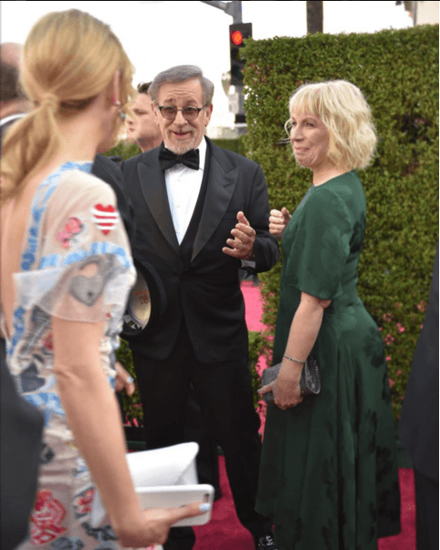 Steven Spielberg, muy saludador.