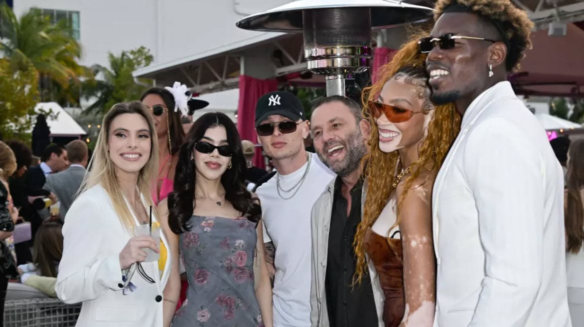 Peso Pluma y Kenia Osjunto a sus amigos en el Pegasus World Cup en Miami.