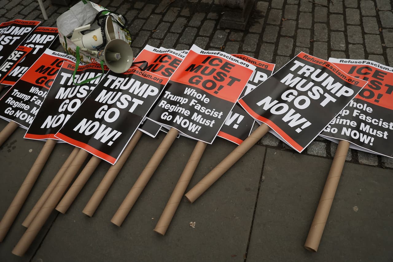 La protesta en Nueva York se organizó en respuesta al 
<b>tiroteo fatal de Renee Good por un agente del ICE en Minneapolis</b>, que ha provocado manifestaciones en todo Estados Unidos exigiendo justicia y fin de las políticas agresivas de migración.