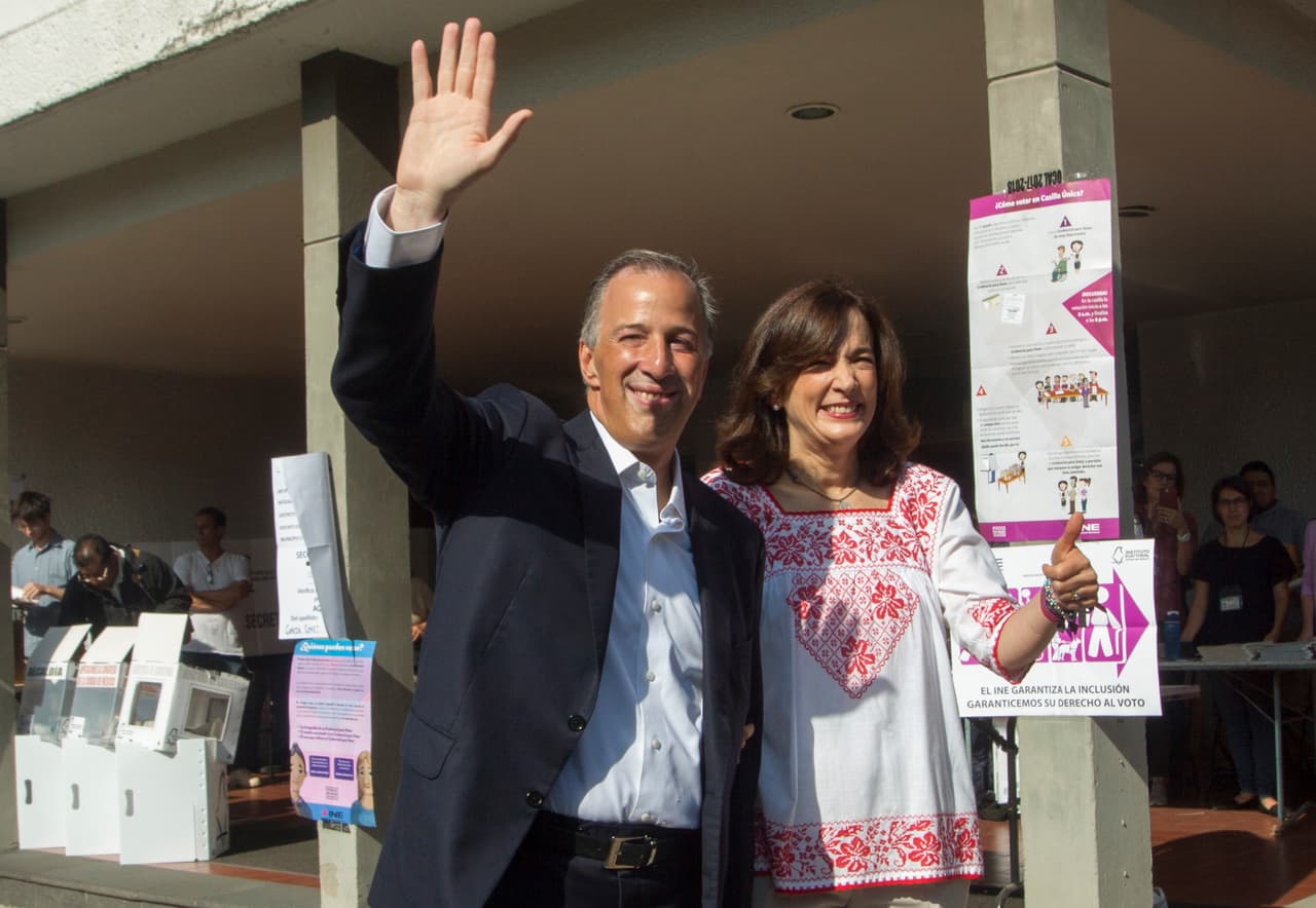 Ejerció su derecho acompañado de su esposa, Juana Cuevas.