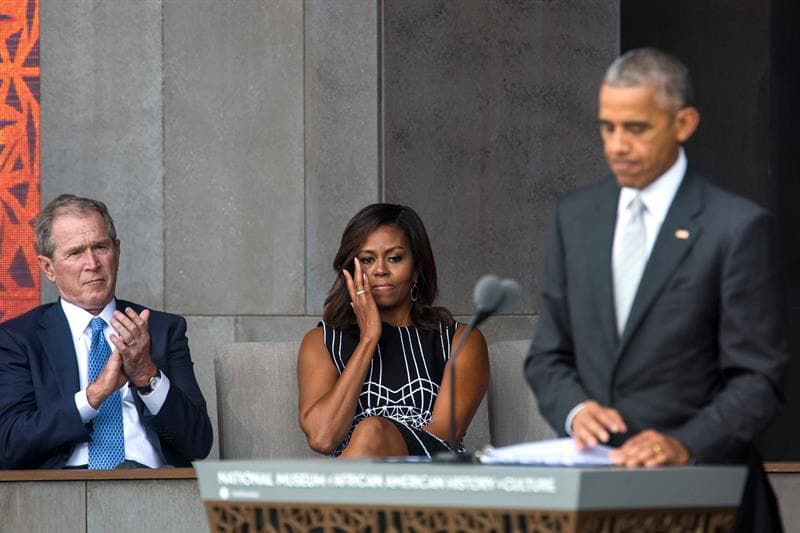 Obama lanzó un mensaje para el futuro en un momento de tensión racial en el país: "Espero que este museo nos haga hablar los unos con los otros, y escucharnos y vernos los unos a los otros". El discurso del presidente emocionó hasta las lágrimas a su esposa.